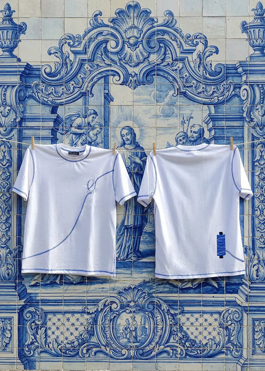 T-shirt avec bobine imprimée et logo serti d’azulejos bleu et blanc, héritage portugais. Rejoignez Marques Industry